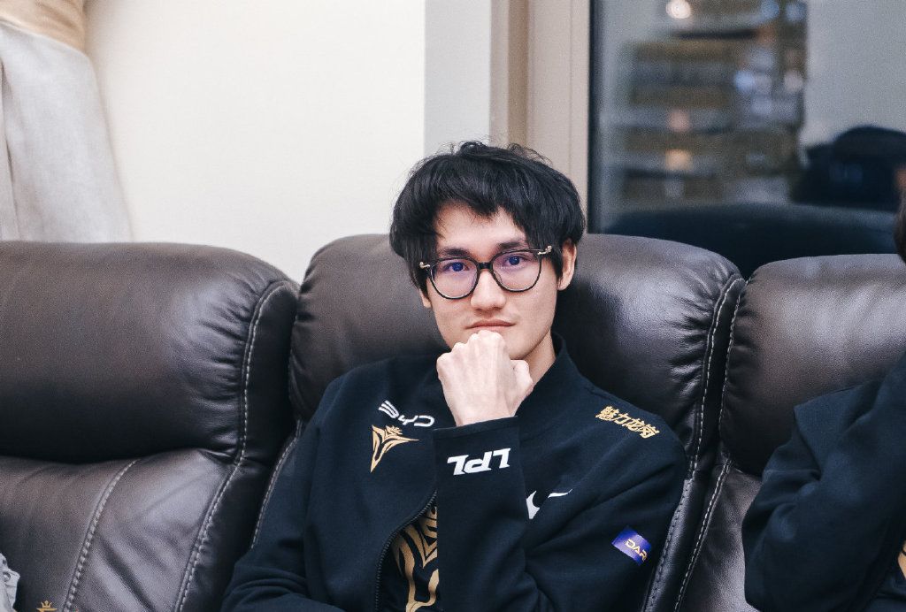 包含Rookie巅峰对决，梅西与90激战巴塞罗那分钟，回归赛场胜负难料！的词条爱游戏体育全站